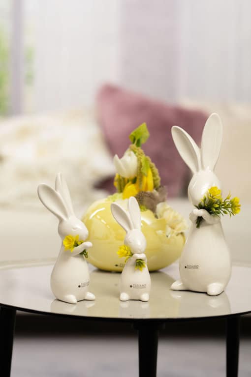 Tiziano Dekofigur Hase Fabrio stehend weiß-creme mit Blume gelb